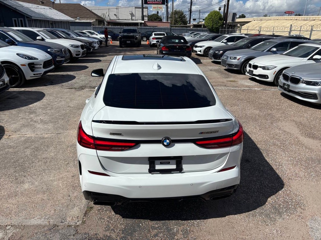 BMW 2 Series Vehicle Full-screen Gallery Image 08