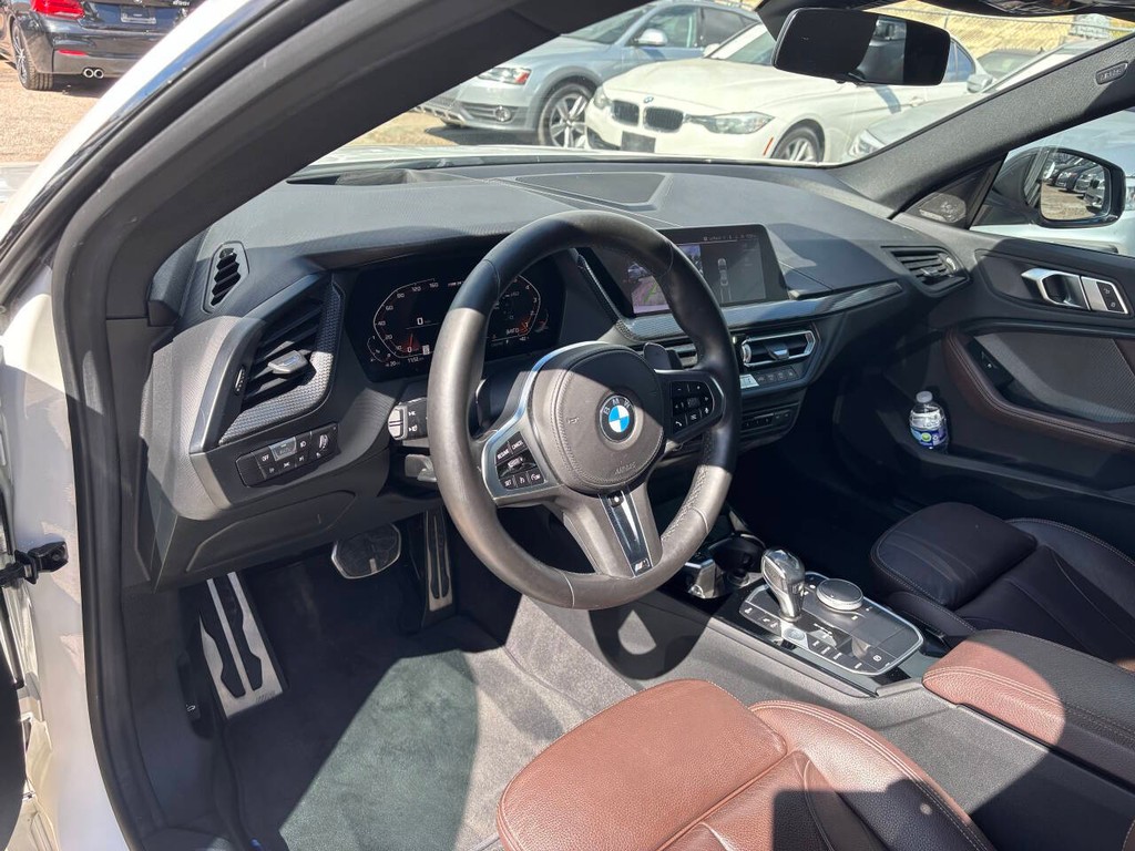 BMW 2 Series Vehicle Full-screen Gallery Image 10