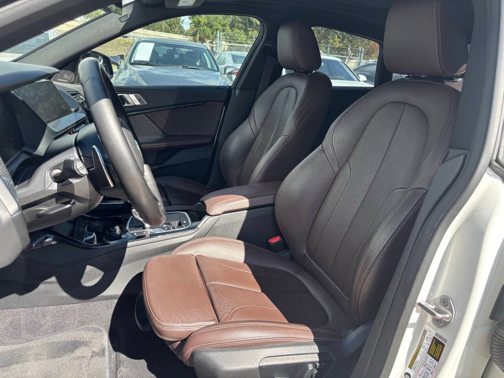 BMW 2 Series Vehicle Full-screen Gallery Image 11