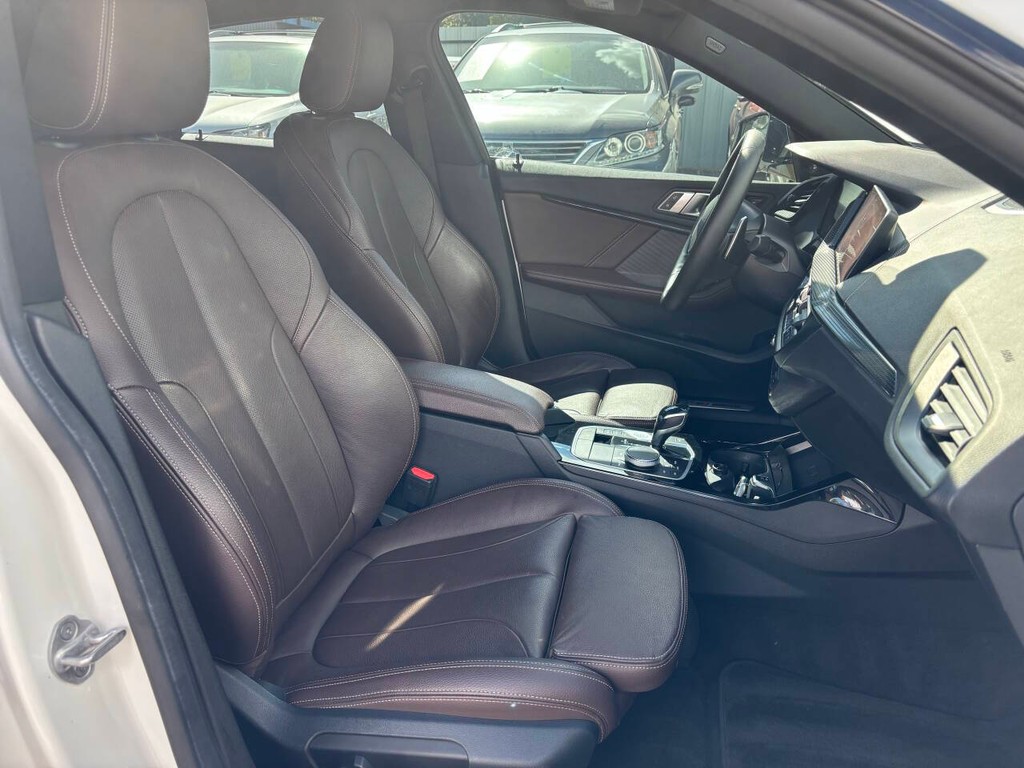 BMW 2 Series Vehicle Full-screen Gallery Image 12