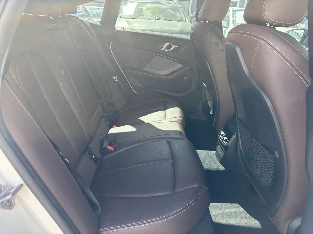 BMW 2 Series Vehicle Full-screen Gallery Image 13