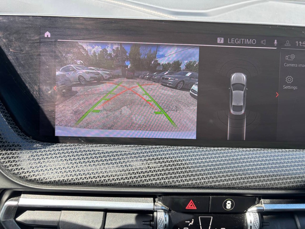 BMW 2 Series Vehicle Full-screen Gallery Image 16