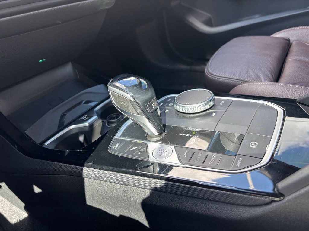 BMW 2 Series Vehicle Full-screen Gallery Image 17