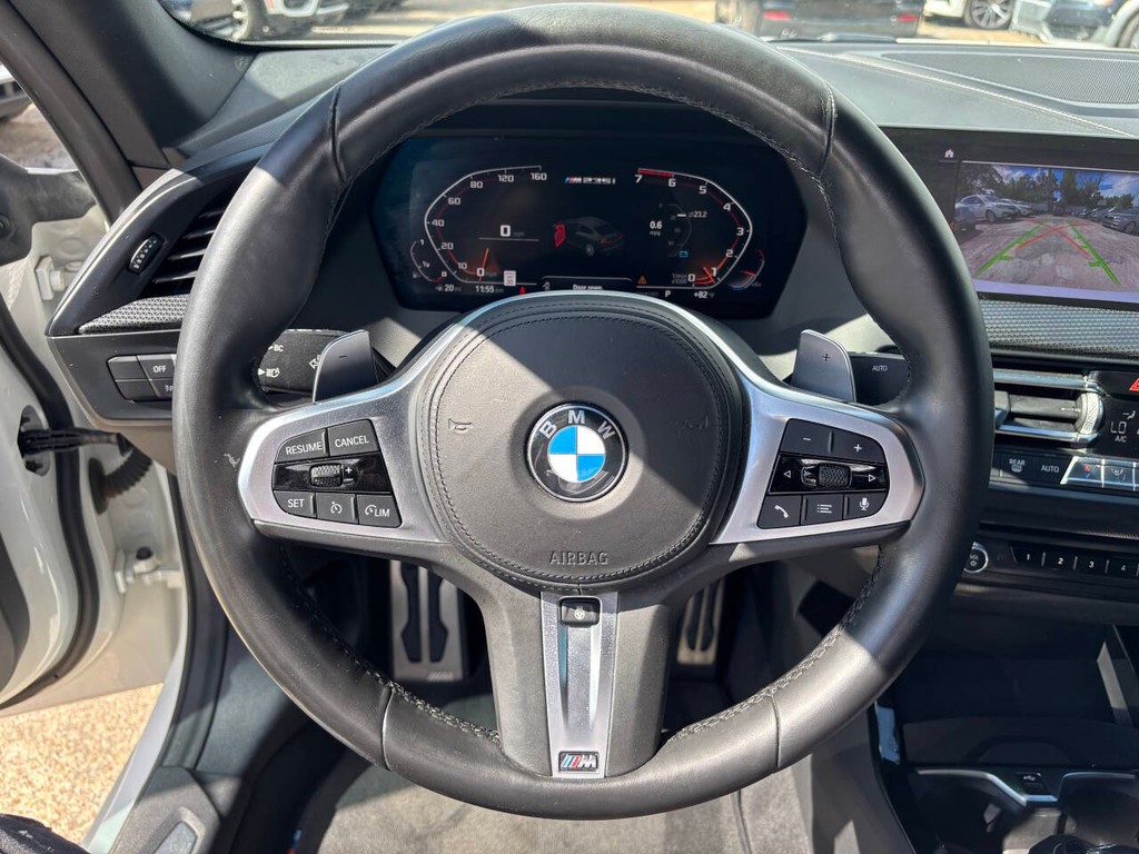 BMW 2 Series Vehicle Full-screen Gallery Image 18