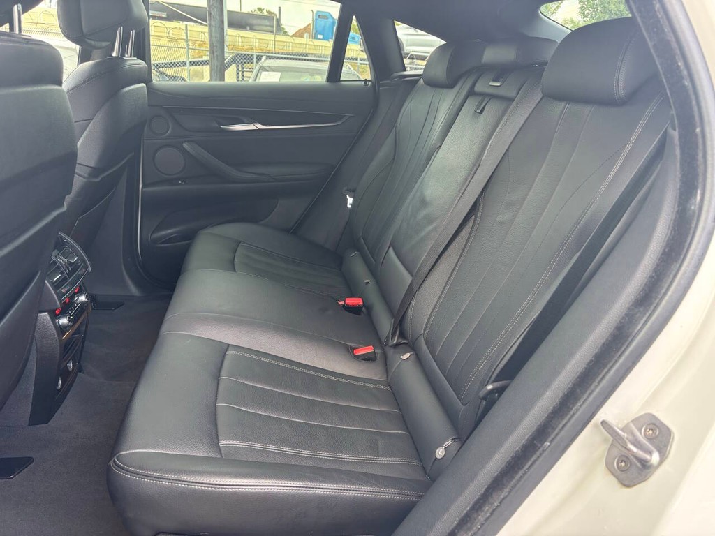 BMW X6 Vehicle Full-screen Gallery Image 11