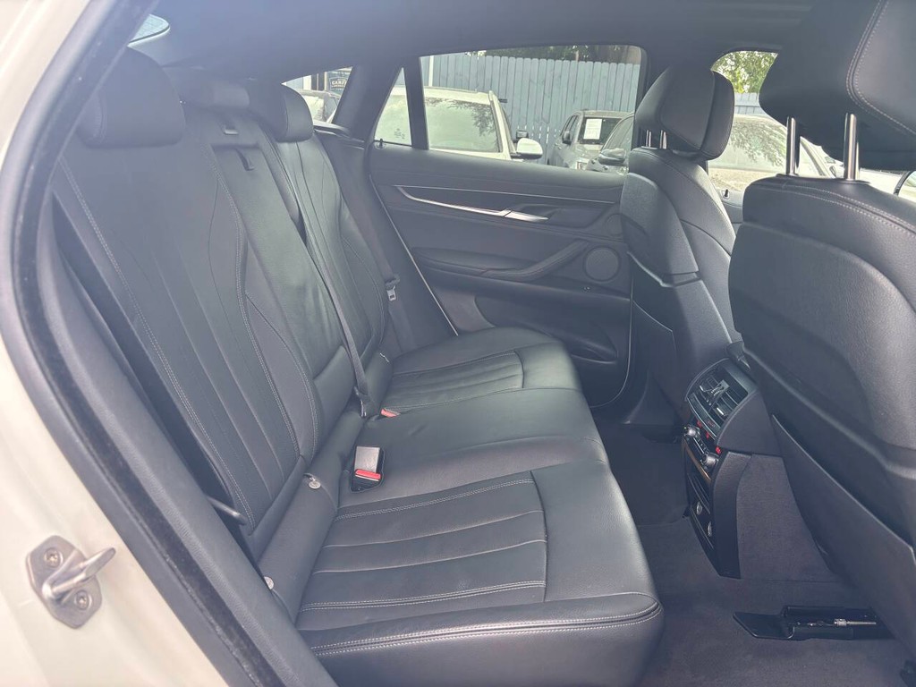 BMW X6 Vehicle Full-screen Gallery Image 12