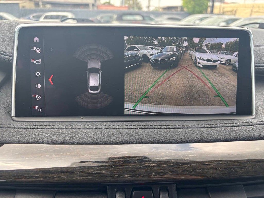 BMW X6 Vehicle Full-screen Gallery Image 16