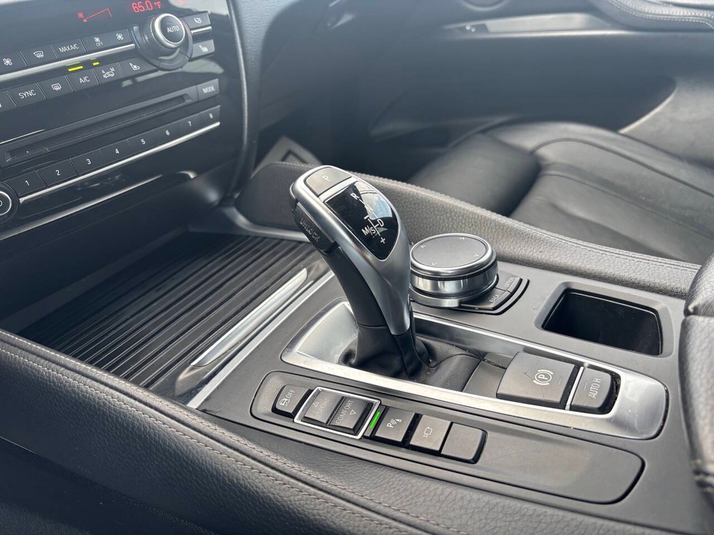 BMW X6 Vehicle Full-screen Gallery Image 17