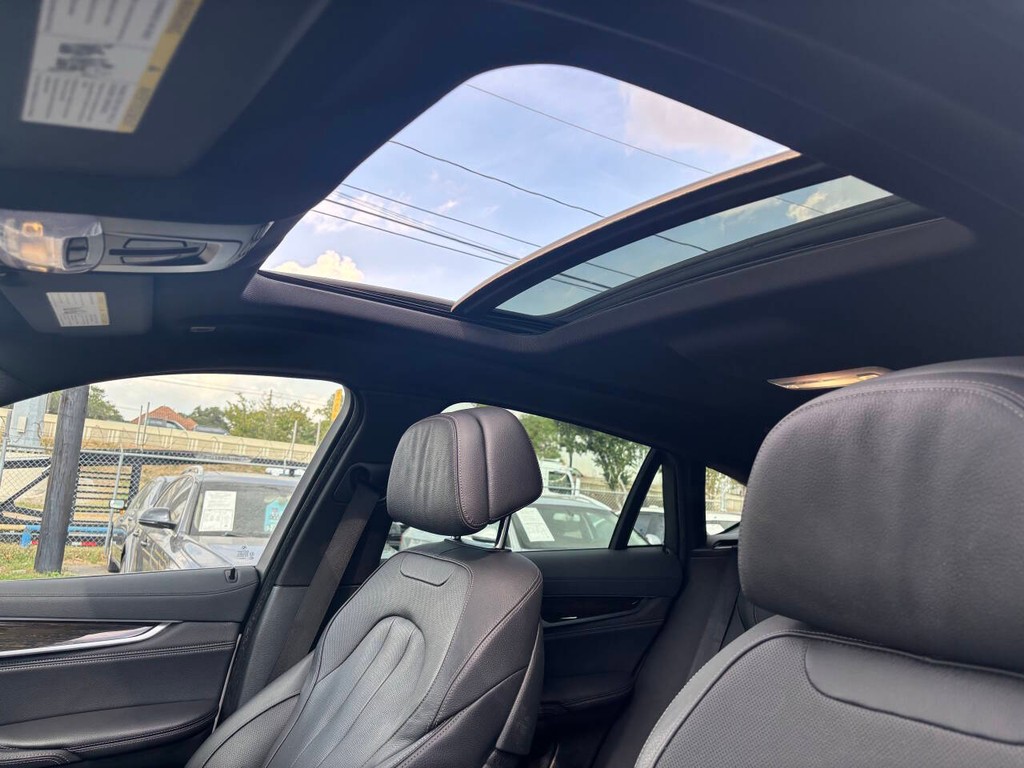 BMW X6 Vehicle Full-screen Gallery Image 19