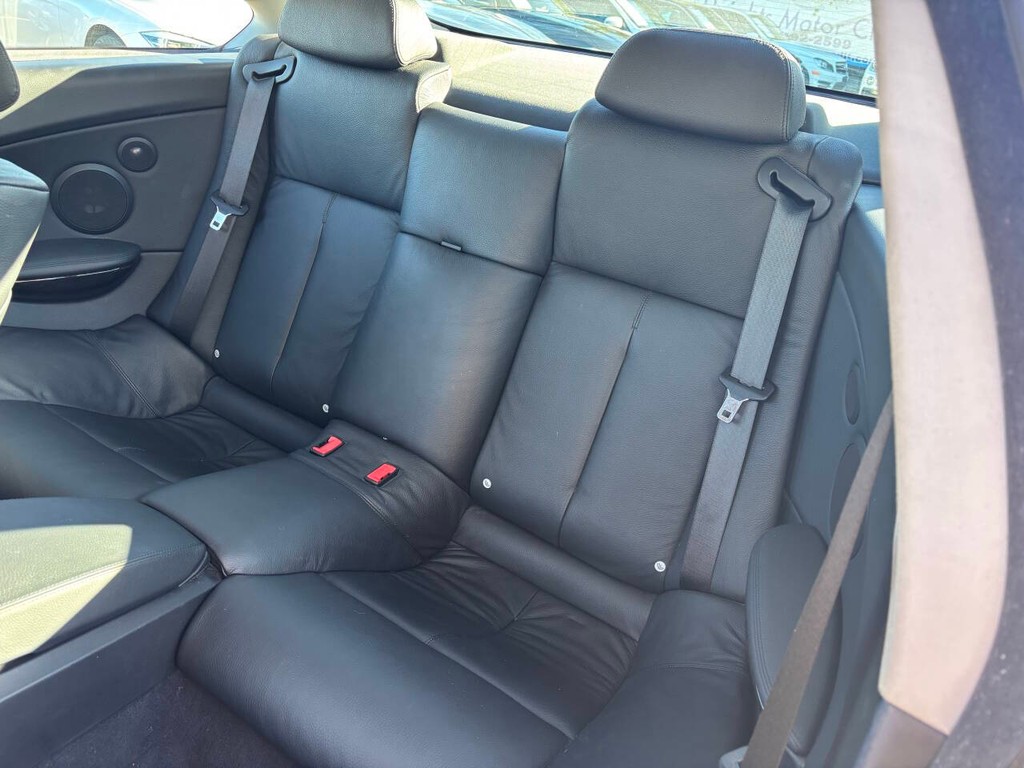 BMW 6 Series Vehicle Full-screen Gallery Image 12