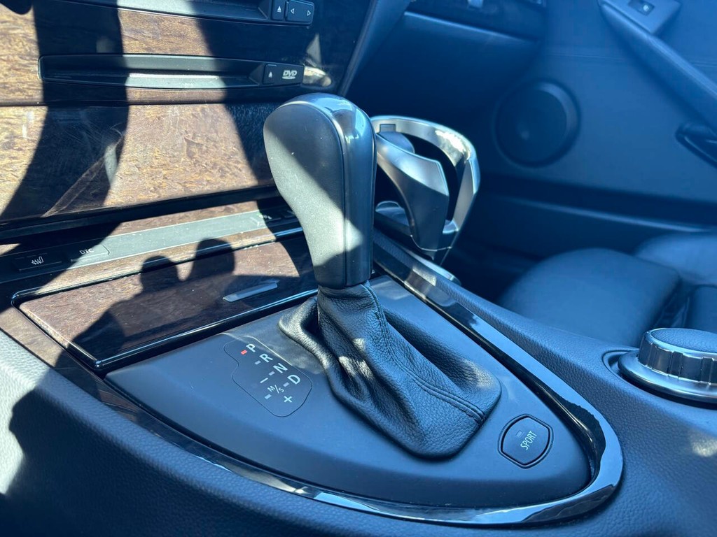 BMW 6 Series Vehicle Full-screen Gallery Image 16