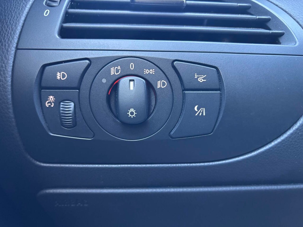 BMW 6 Series Vehicle Full-screen Gallery Image 18