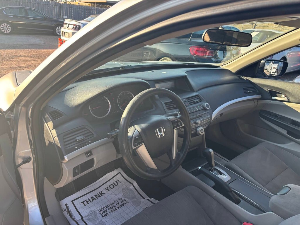 Honda Accord Sedan Vehicle Full-screen Gallery Image 08