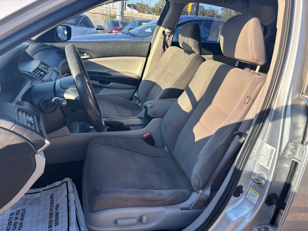 Honda Accord Sedan Vehicle Full-screen Gallery Image 09