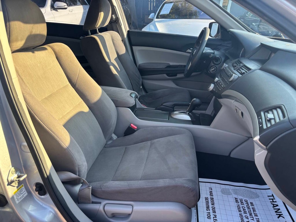 Honda Accord Sedan Vehicle Full-screen Gallery Image 10