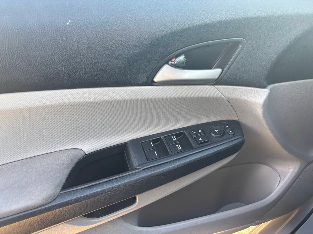 Honda Accord Sedan Vehicle Full-screen Gallery Image 18