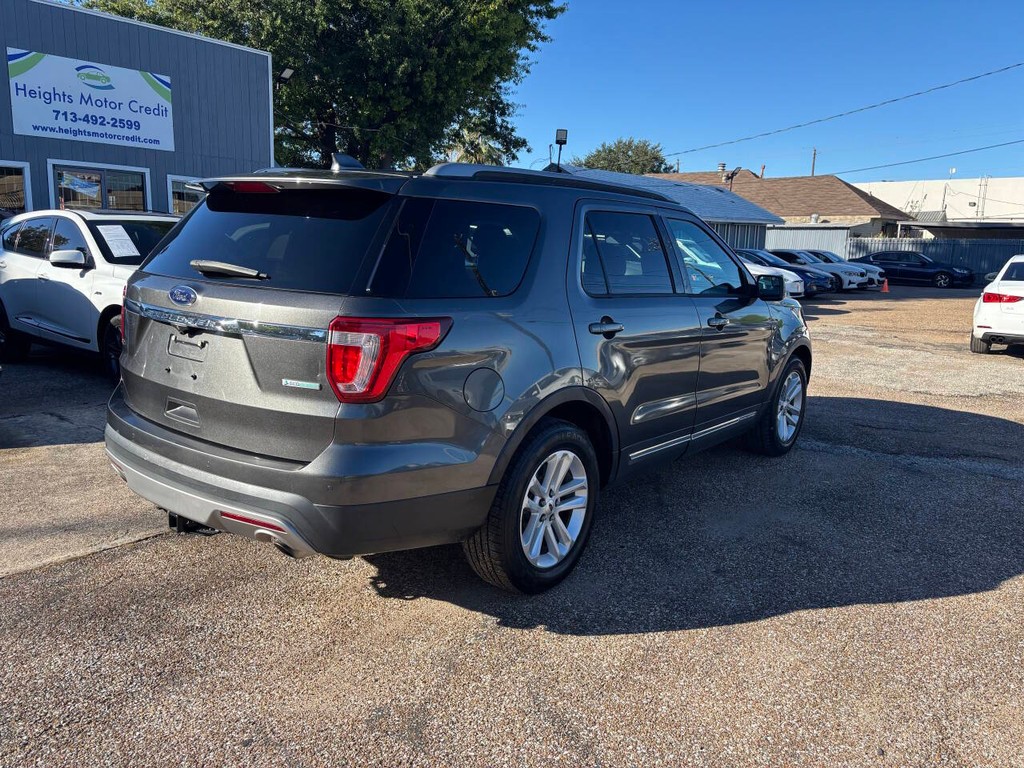 Ford Explorer Vehicle Full-screen Gallery Image 07