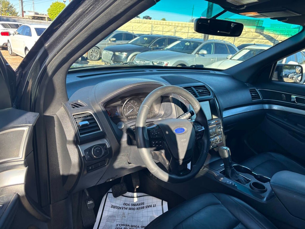 Ford Explorer Vehicle Full-screen Gallery Image 08