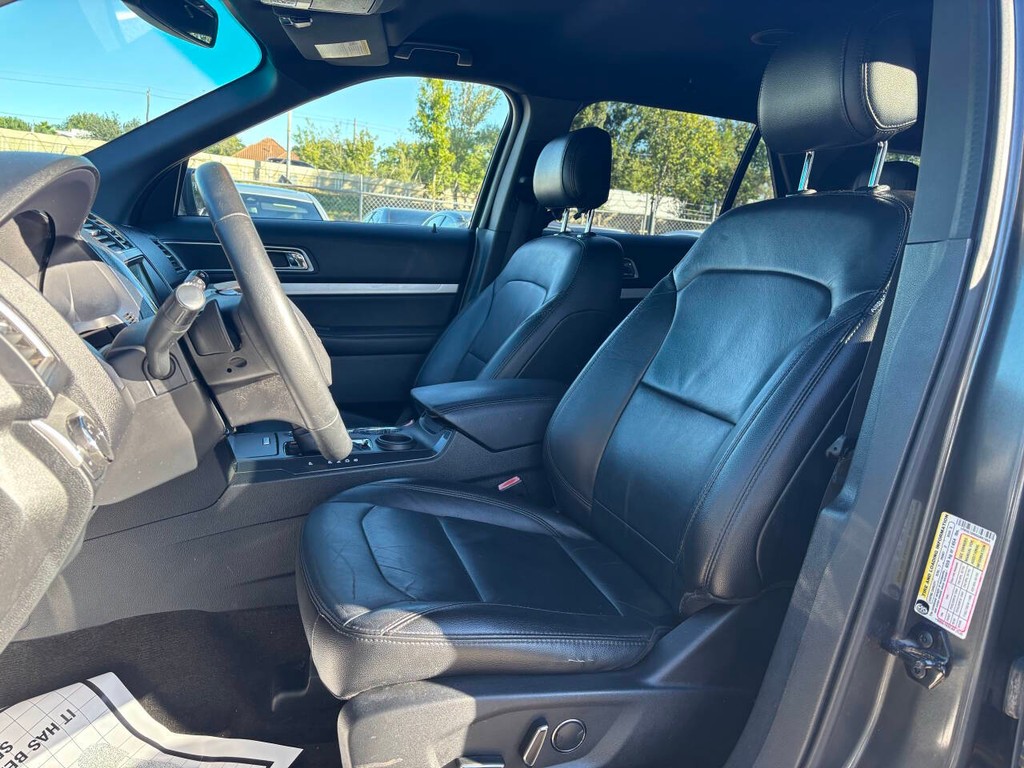 Ford Explorer Vehicle Full-screen Gallery Image 09