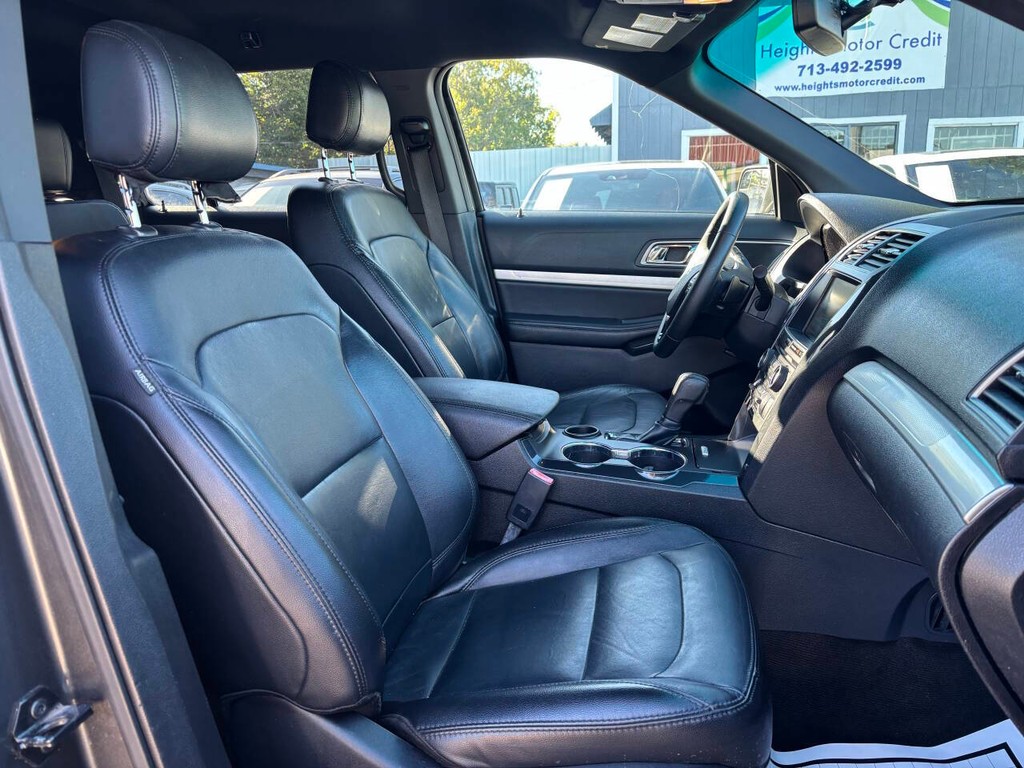 Ford Explorer Vehicle Full-screen Gallery Image 10