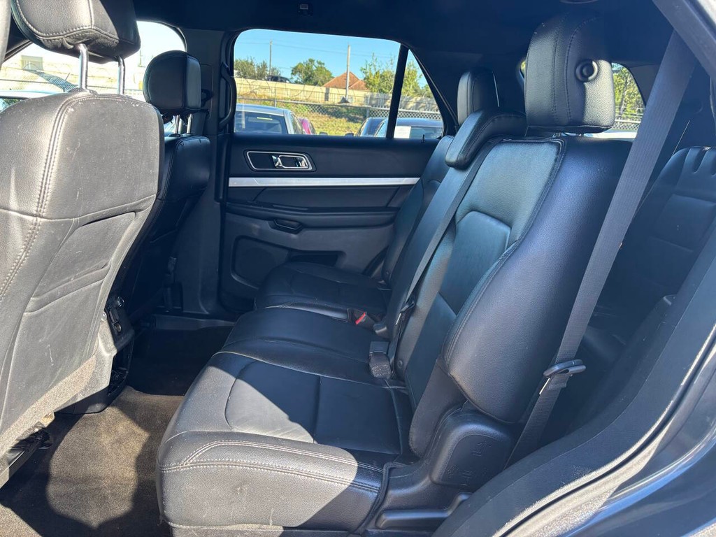 Ford Explorer Vehicle Full-screen Gallery Image 11