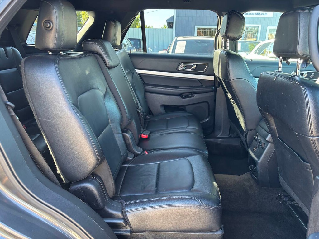 Ford Explorer Vehicle Full-screen Gallery Image 12