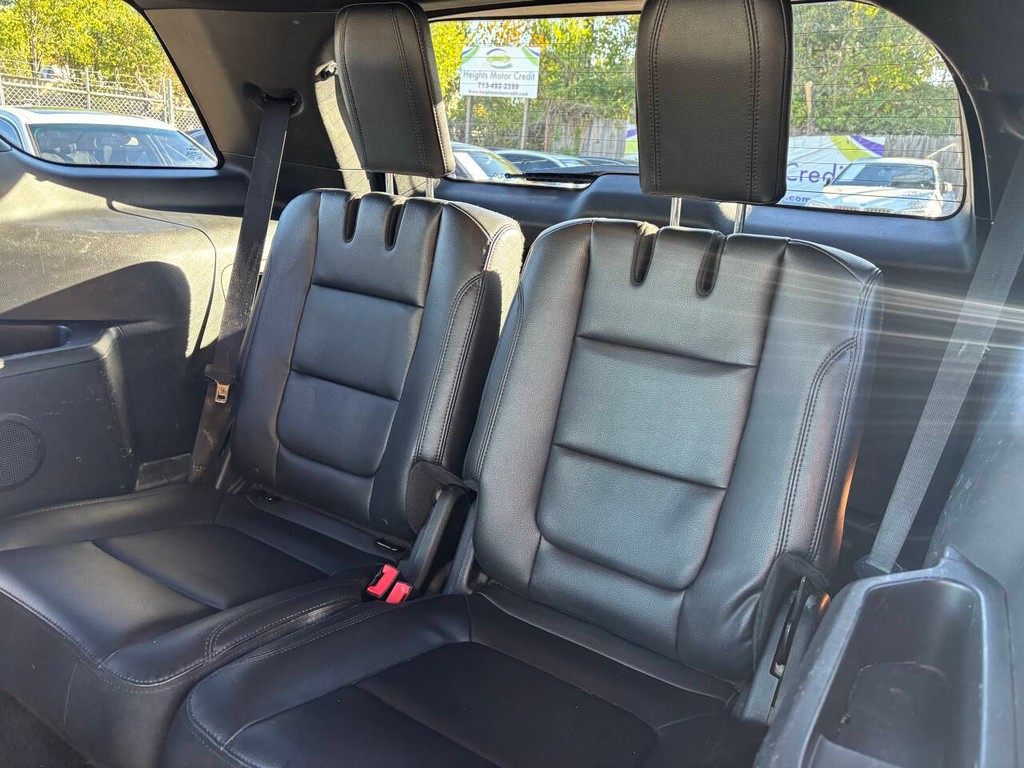 Ford Explorer Vehicle Full-screen Gallery Image 13