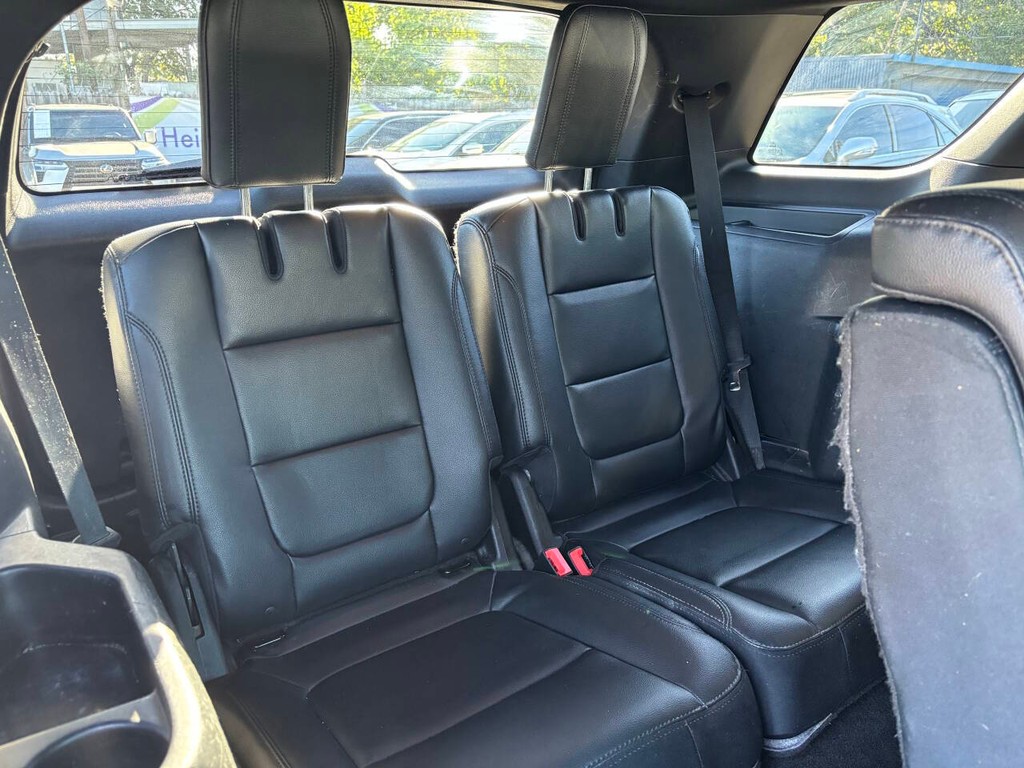 Ford Explorer Vehicle Full-screen Gallery Image 14