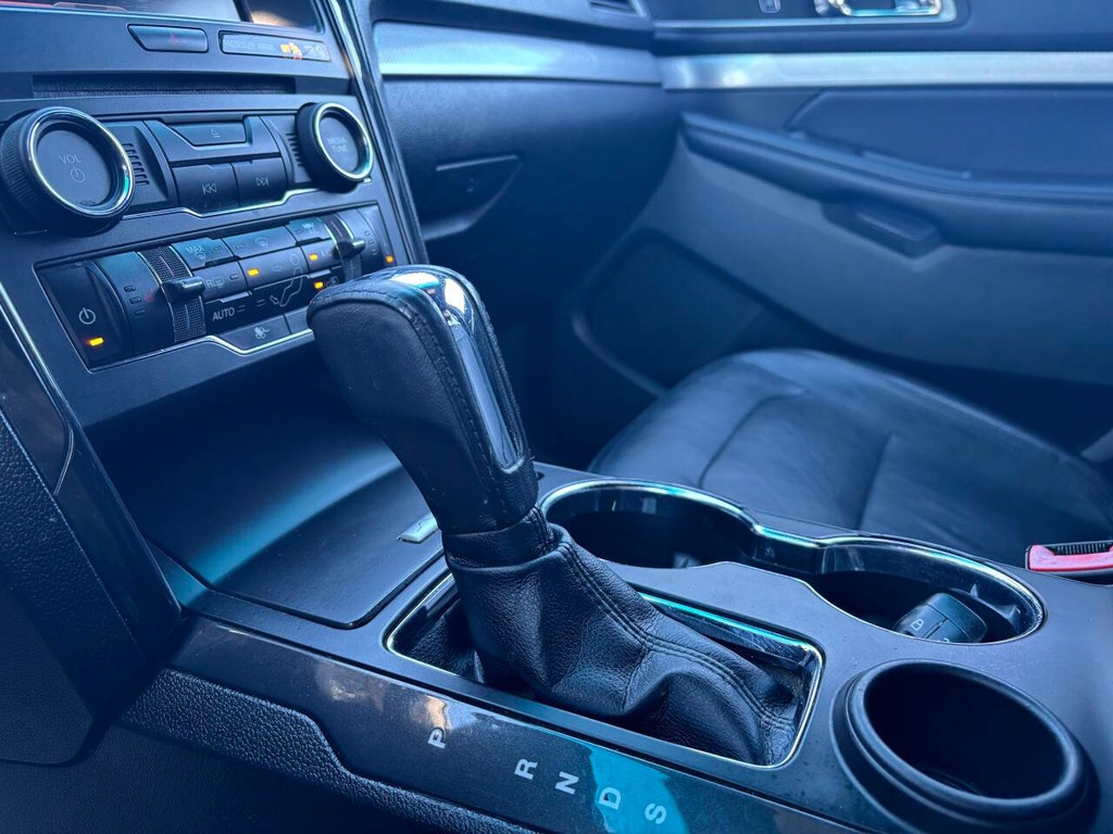 Ford Explorer Vehicle Full-screen Gallery Image 15