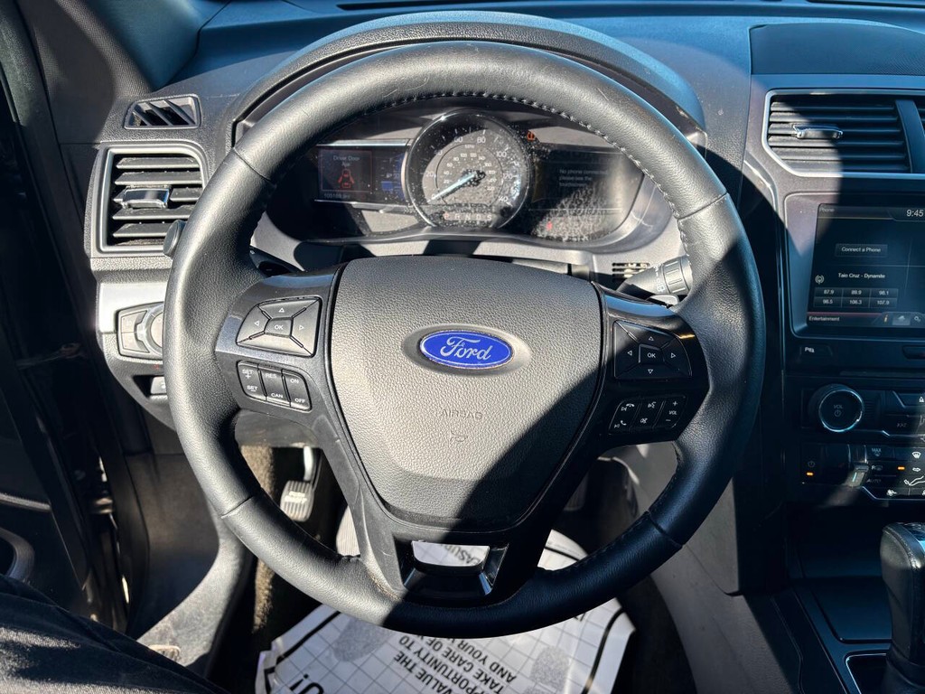 Ford Explorer Vehicle Full-screen Gallery Image 18