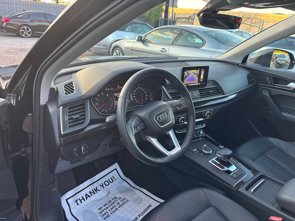 Audi Q5 Vehicle Full-screen Gallery Image 08