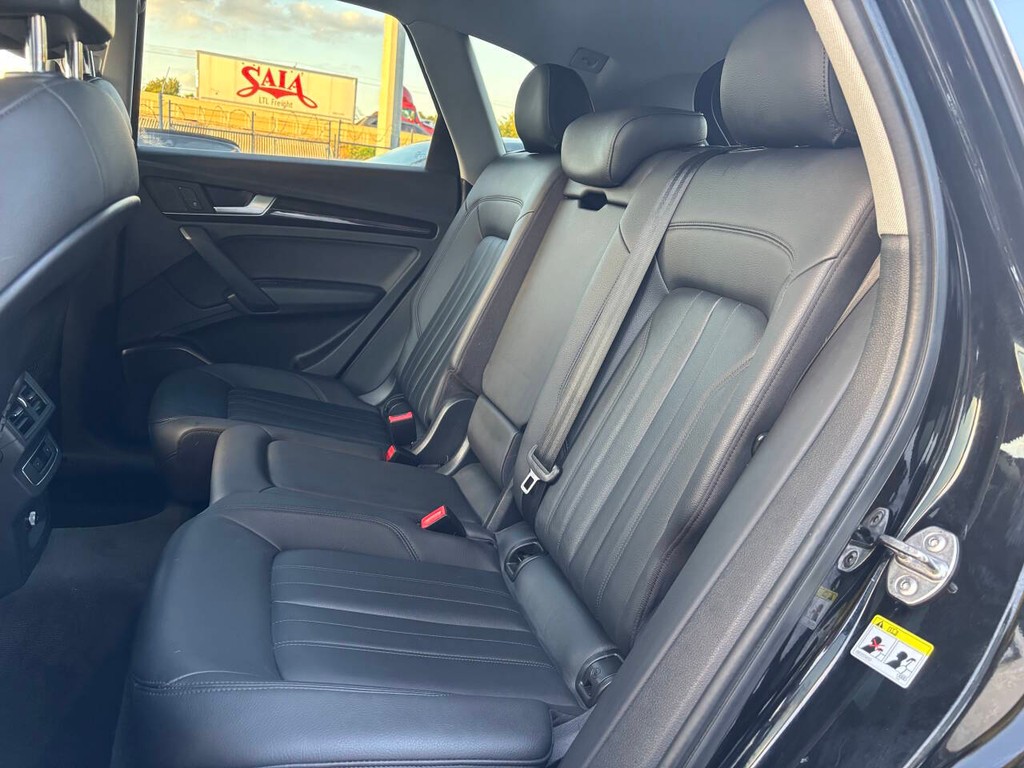 Audi Q5 Vehicle Full-screen Gallery Image 12