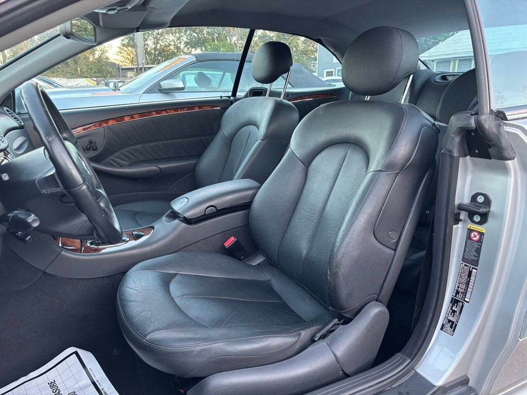 Mercedes-Benz CLK-Class Vehicle Full-screen Gallery Image 21