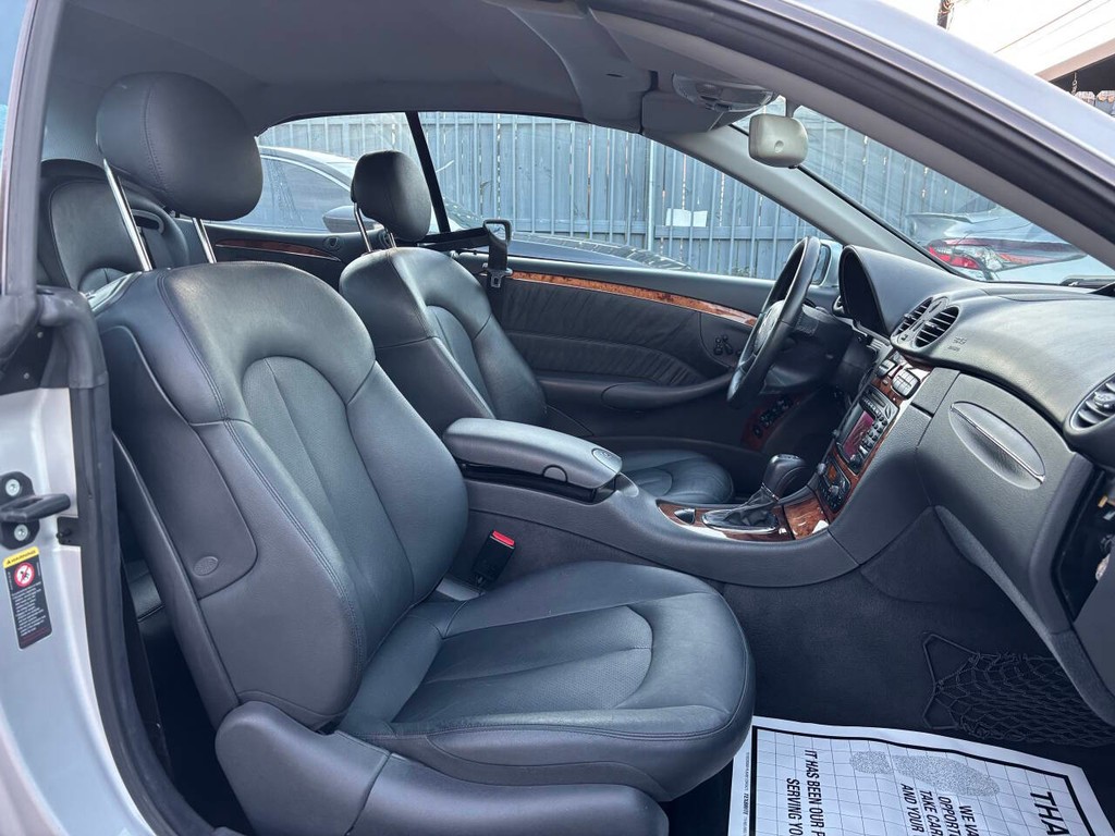 Mercedes-Benz CLK-Class Vehicle Full-screen Gallery Image 22