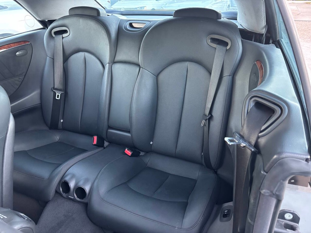 Mercedes-Benz CLK-Class Vehicle Full-screen Gallery Image 23