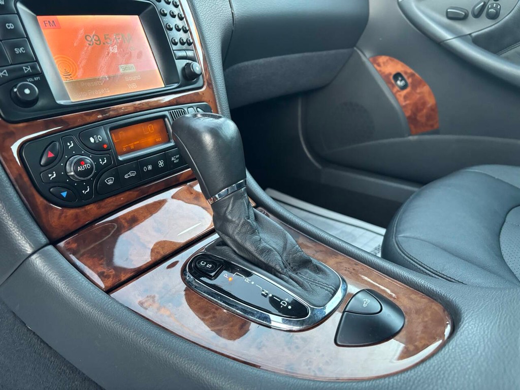 Mercedes-Benz CLK-Class Vehicle Full-screen Gallery Image 25