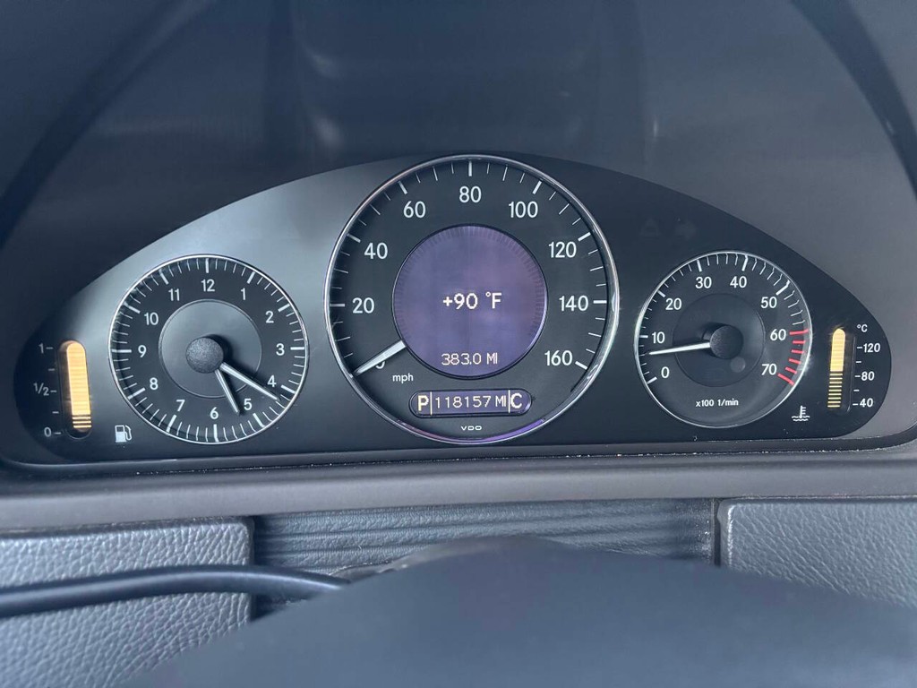 Mercedes-Benz CLK-Class Vehicle Full-screen Gallery Image 27