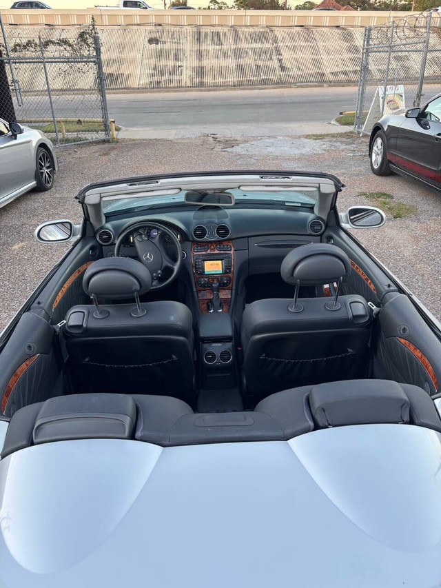 Mercedes-Benz CLK-Class Vehicle Full-screen Gallery Image 16