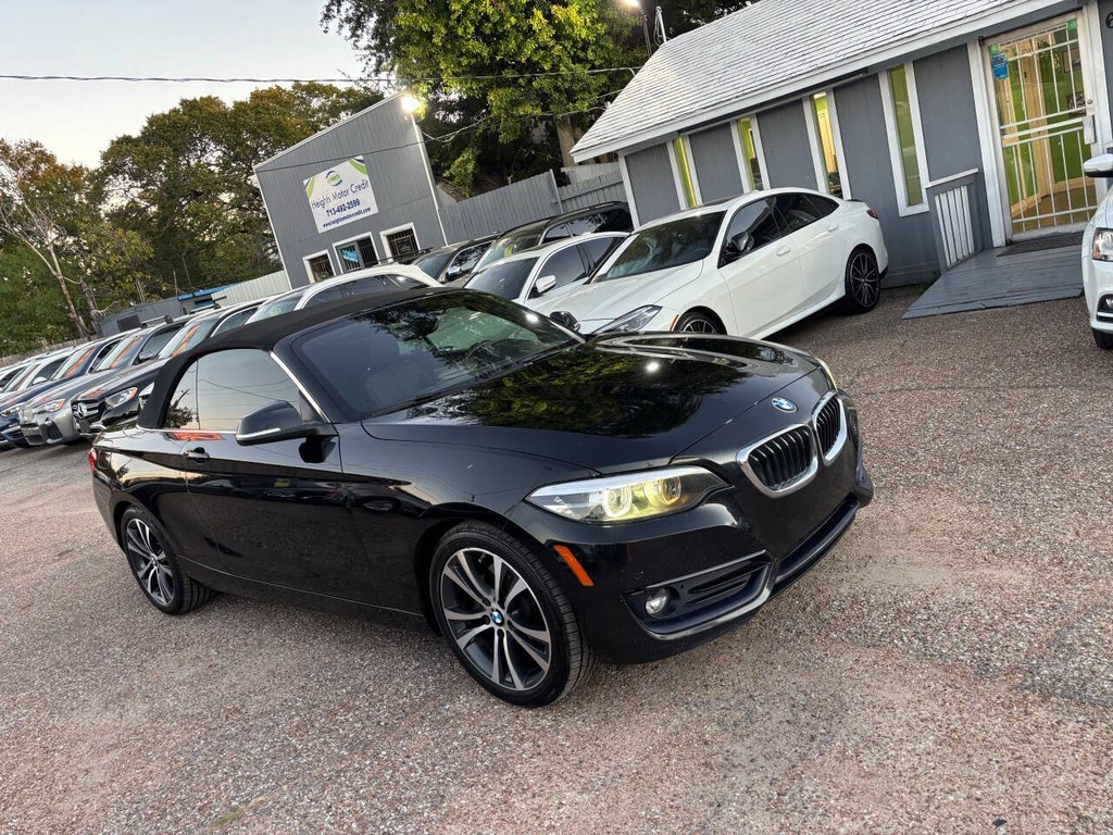 BMW 2 Series Vehicle Full-screen Gallery Image 02