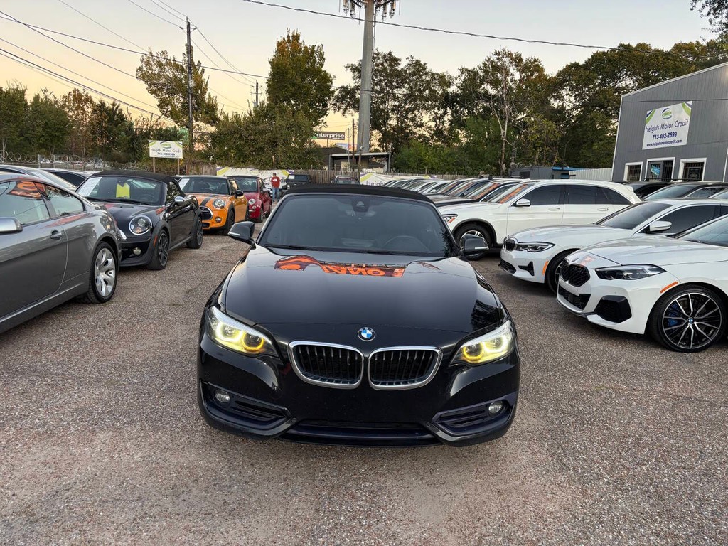 BMW 2 Series Vehicle Full-screen Gallery Image 03