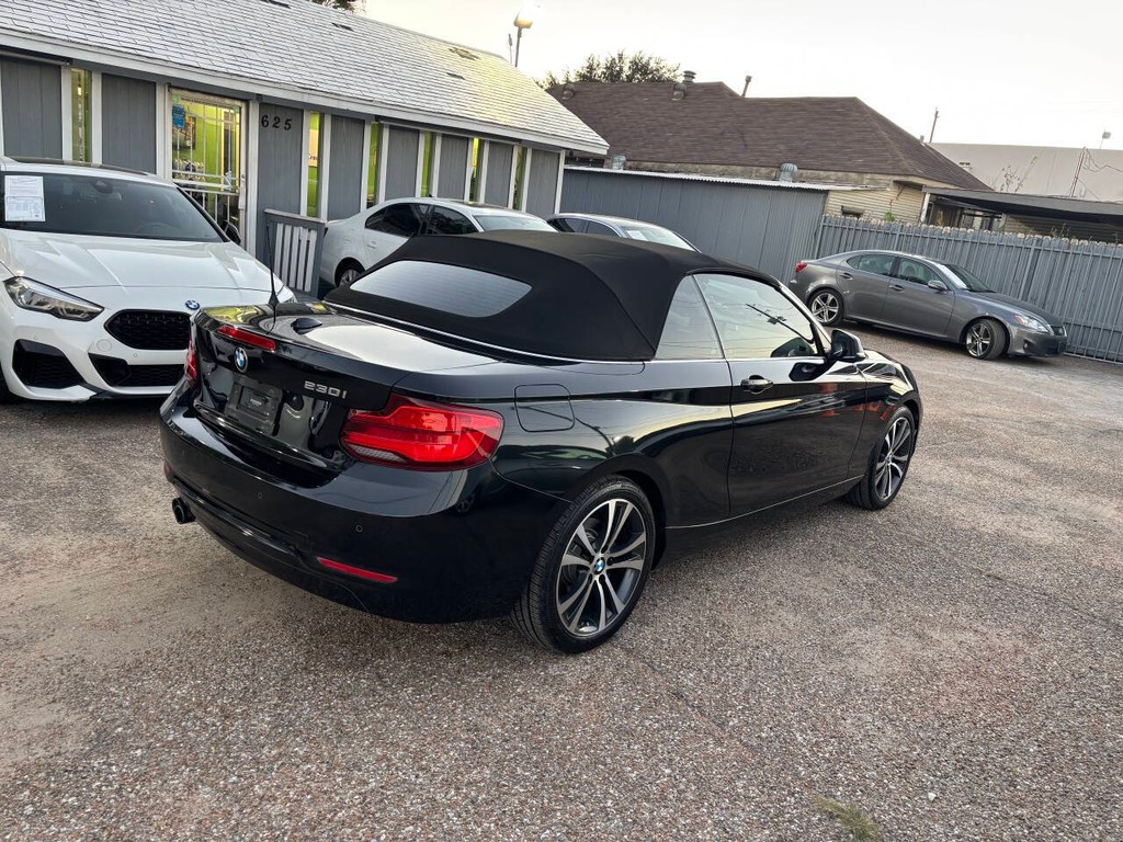 BMW 2 Series Vehicle Full-screen Gallery Image 07