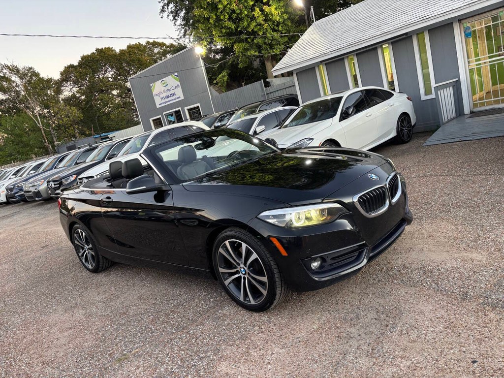 BMW 2 Series Vehicle Full-screen Gallery Image 08