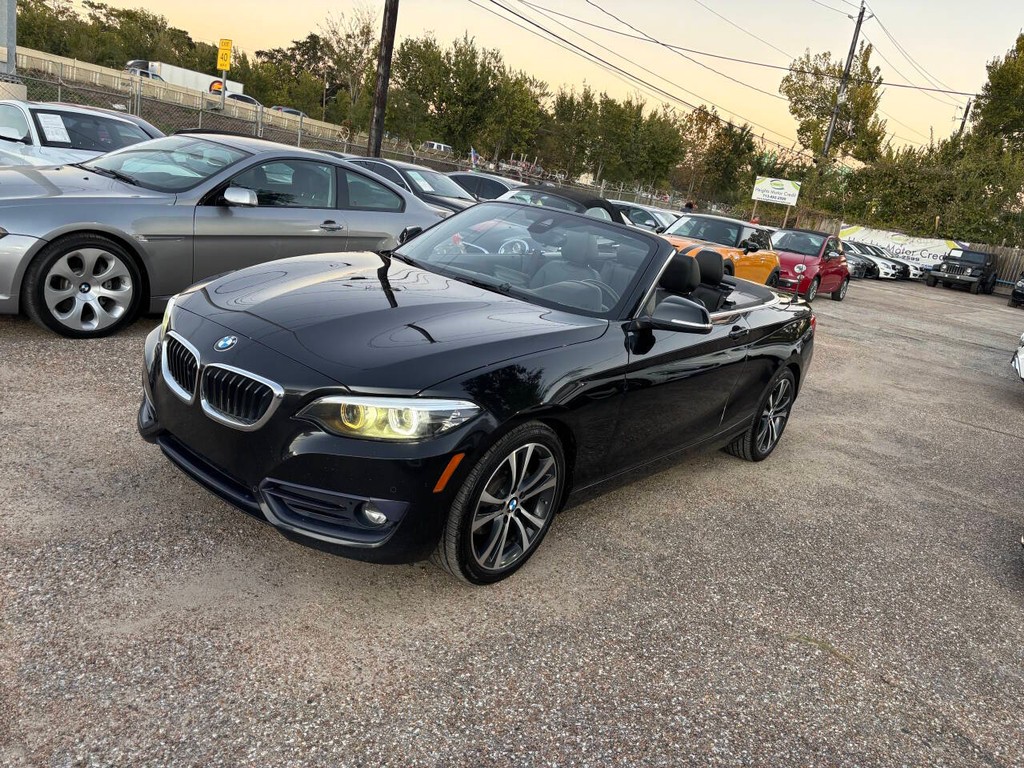 BMW 2 Series Vehicle Full-screen Gallery Image 09