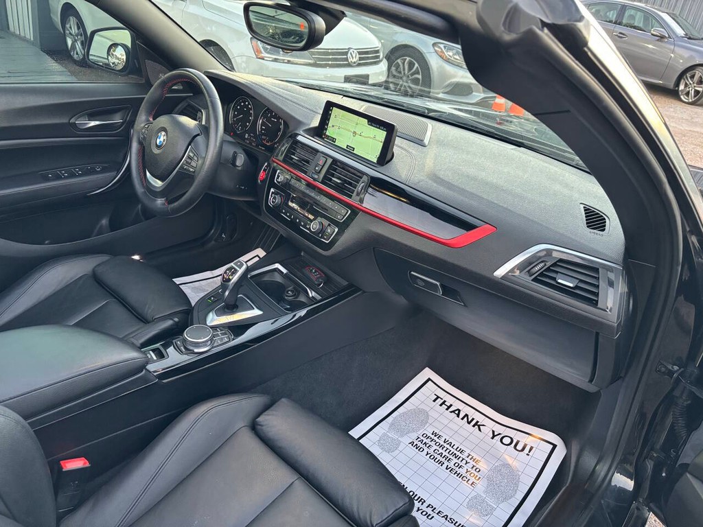 BMW 2 Series Vehicle Full-screen Gallery Image 14