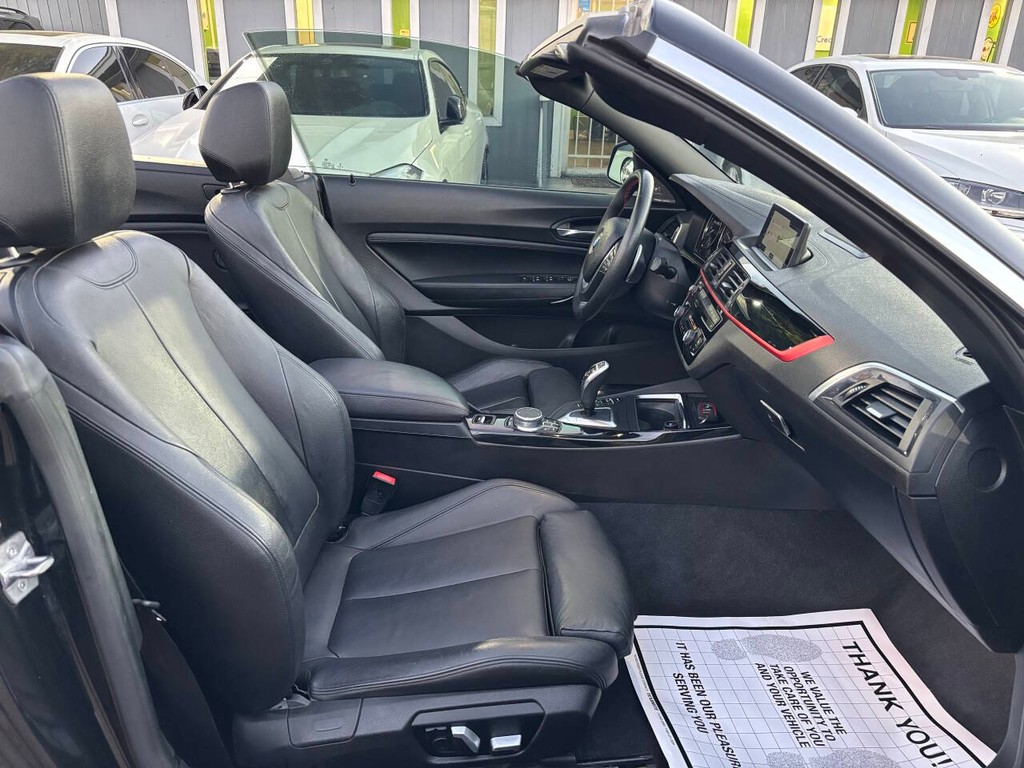 BMW 2 Series Vehicle Full-screen Gallery Image 15