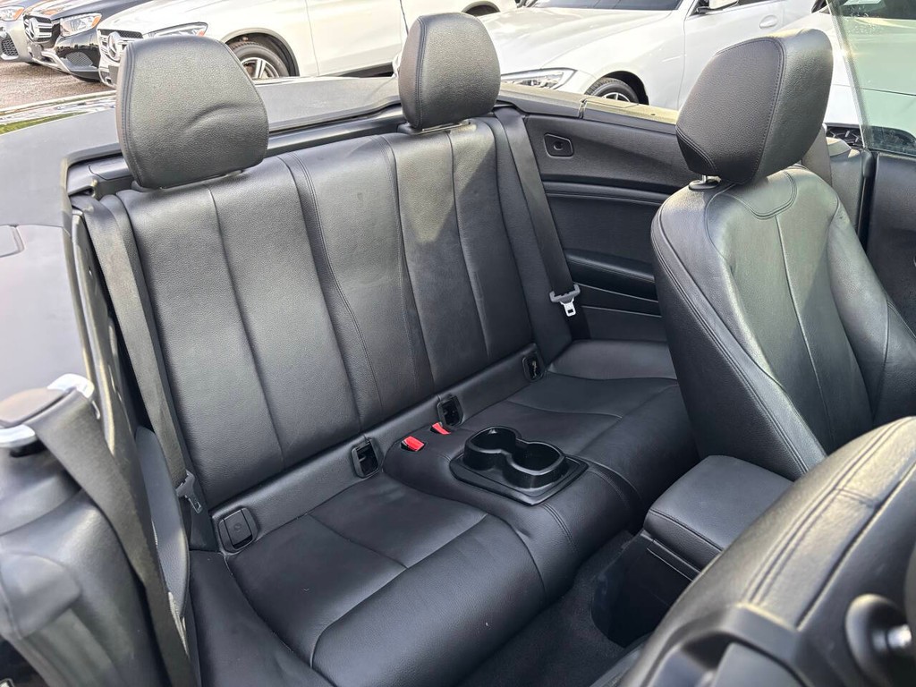 BMW 2 Series Vehicle Full-screen Gallery Image 16