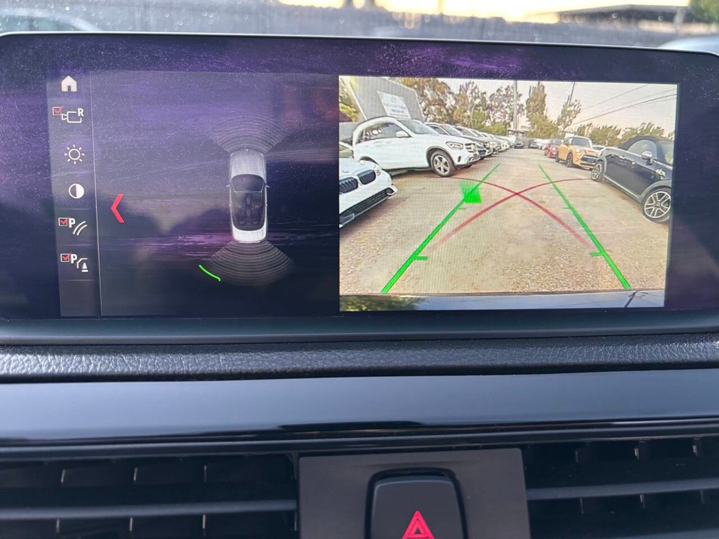 BMW 2 Series Vehicle Full-screen Gallery Image 18