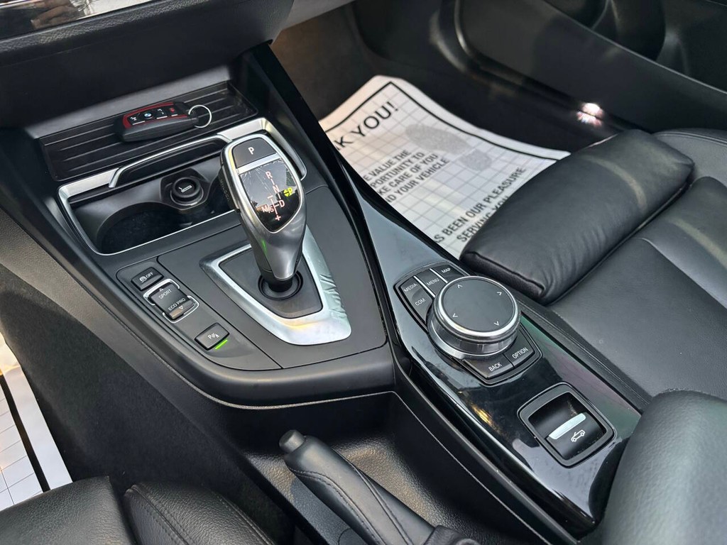 BMW 2 Series Vehicle Full-screen Gallery Image 19