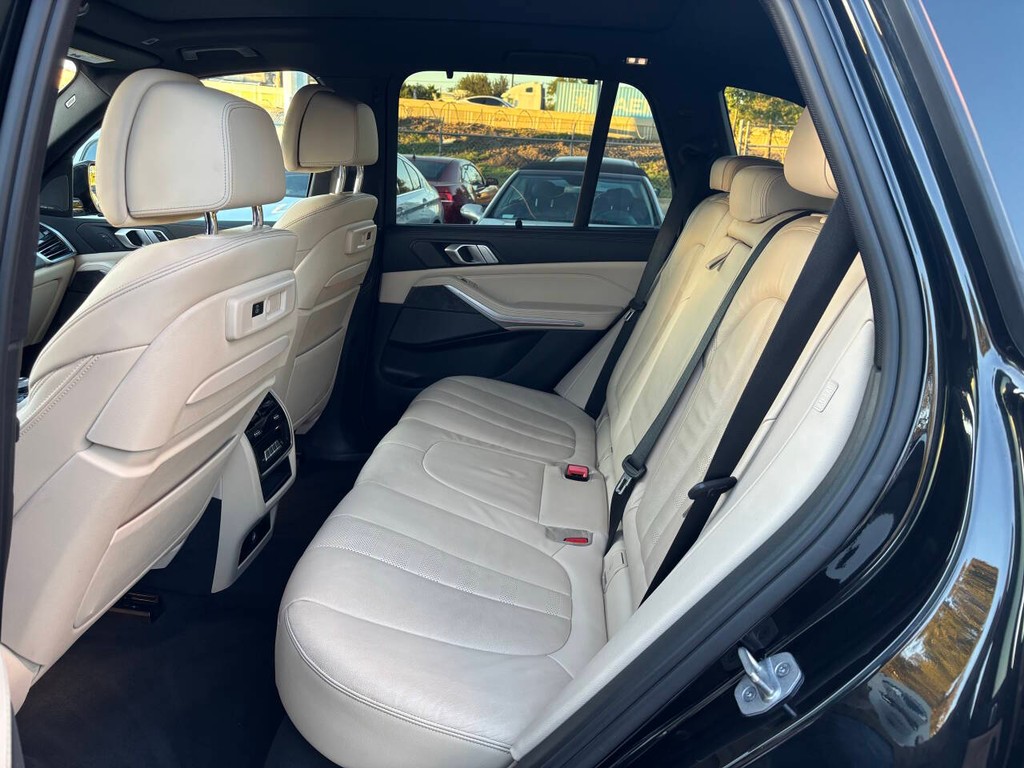 BMW X5 Vehicle Full-screen Gallery Image 12