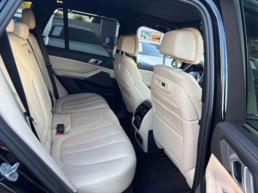 BMW X5 Vehicle Full-screen Gallery Image 13